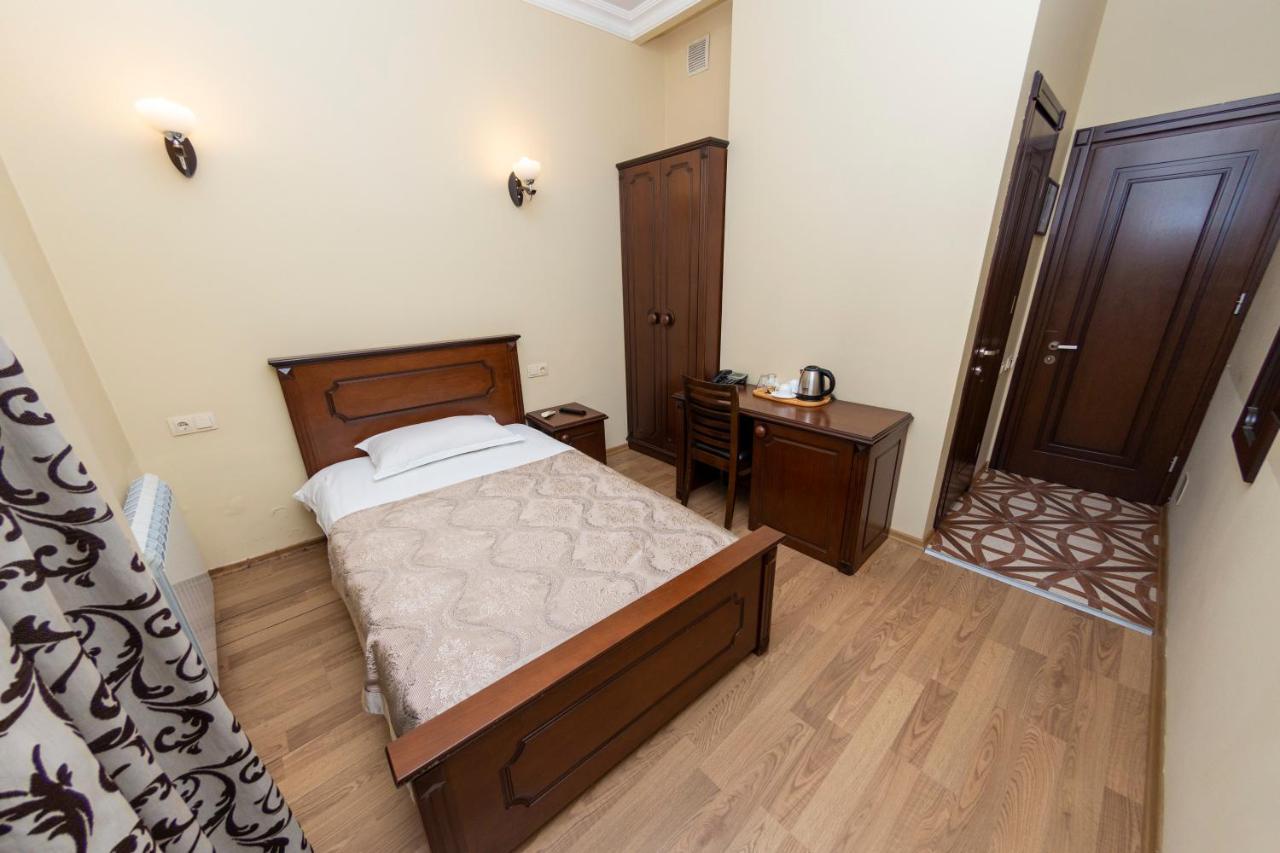 Eiffel Hotel Batumi Exterior photo