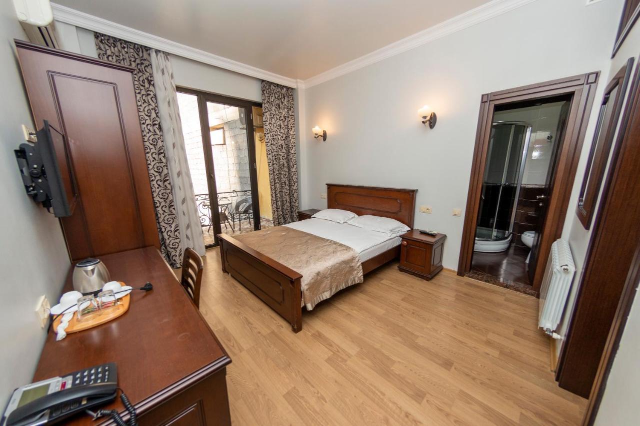 Eiffel Hotel Batumi Exterior photo