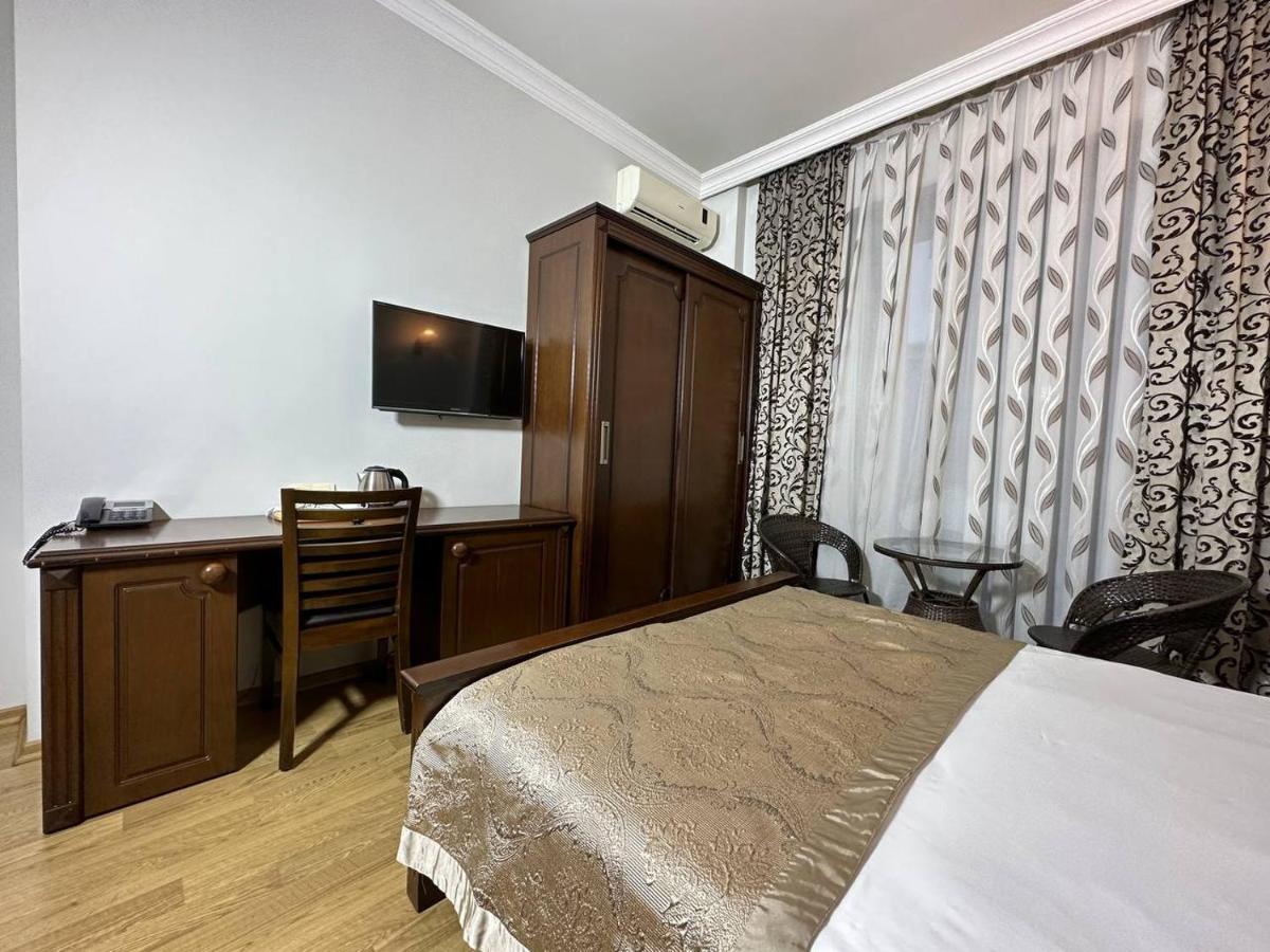 Eiffel Hotel Batumi Exterior photo